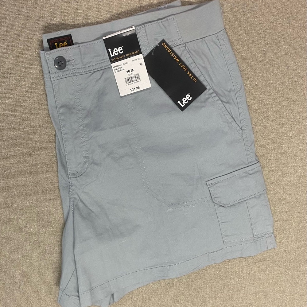 Lee Ultra Soft Waistband Gray Cargo Shorts with Versatile Style New W Tags 20 M